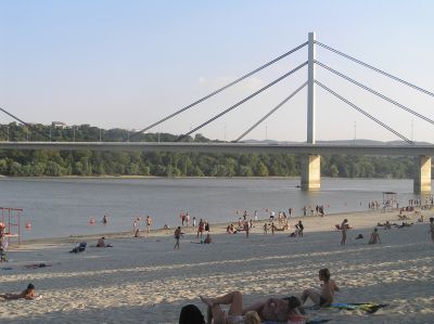 I Novi Sad finns sandstränder vid Donau. Många badar. Här ses Frihetsbron som bombades av NATO 1999 men därefter återuppbyggts.